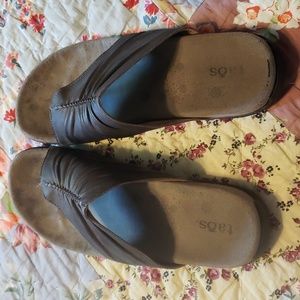 Taos Gift 2 sandals sz 8 Brown